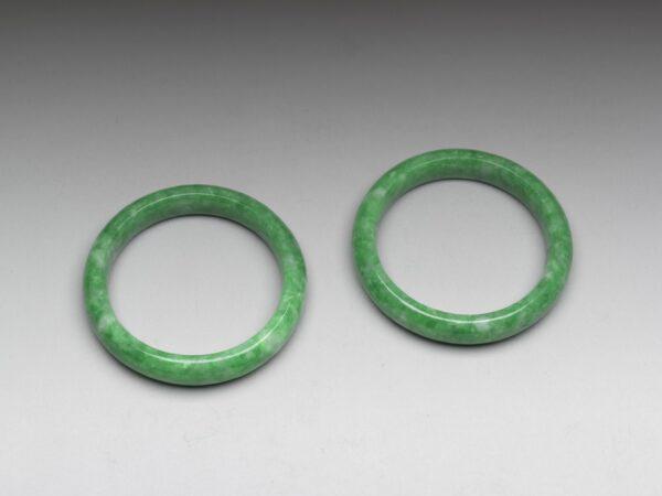 These emerald-green bracelets were made from the same piece of Fei Cui jade. As a pair, they represent faithful love and remind us that good things come in pairs.