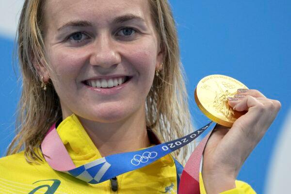 Ariarne Titmus of Australia holds up her gold medal after winning the women's 200-meter freestyle final at the 2020 Summer Olympics, in Tokyo, Japan, on July 28, 2021. (Matthias Schrader/AP Photo)