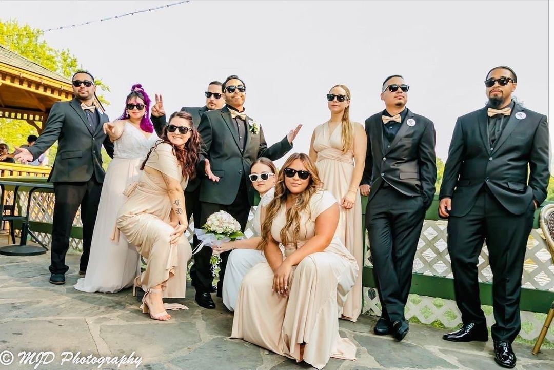 The couple with their bridesmaids and groomsmen. (Courtesy of <a href="https://www.facebook.com/mrman2391">Gabriel Vivas</a>)