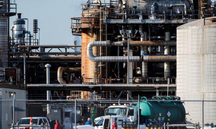 Texas Chemical Plant Leak Leaves 2 Dead, Dozens Injured