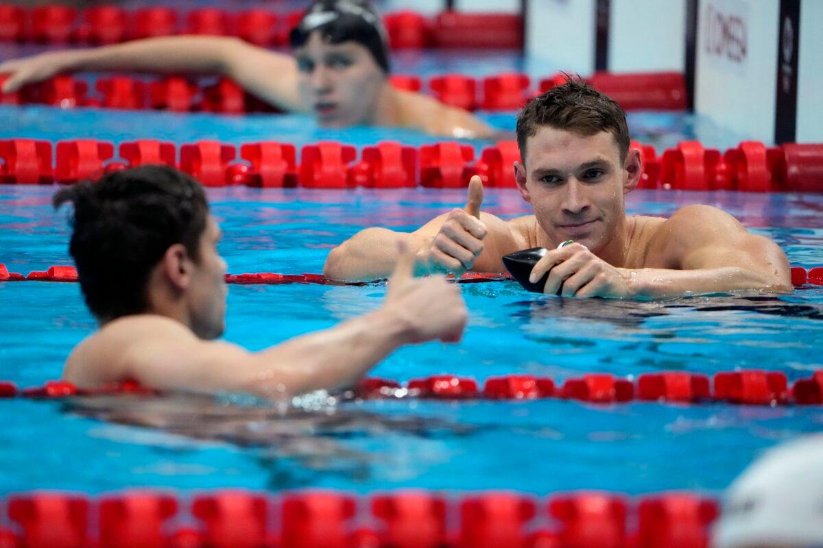 The United States' Ryan Murphy (R) gives a thumbs up to Evgeny Rylov, of Russian Olympic Committee, after Rylov won the men's 200-meter backstroke final at the 2020 Summer Olympics in Tokyo, Japan on July 30, 2021. (David Goldman/AP Photo)