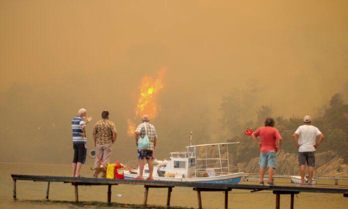 Tourists Flee as Wildfires Threaten Turkish Beach Resorts