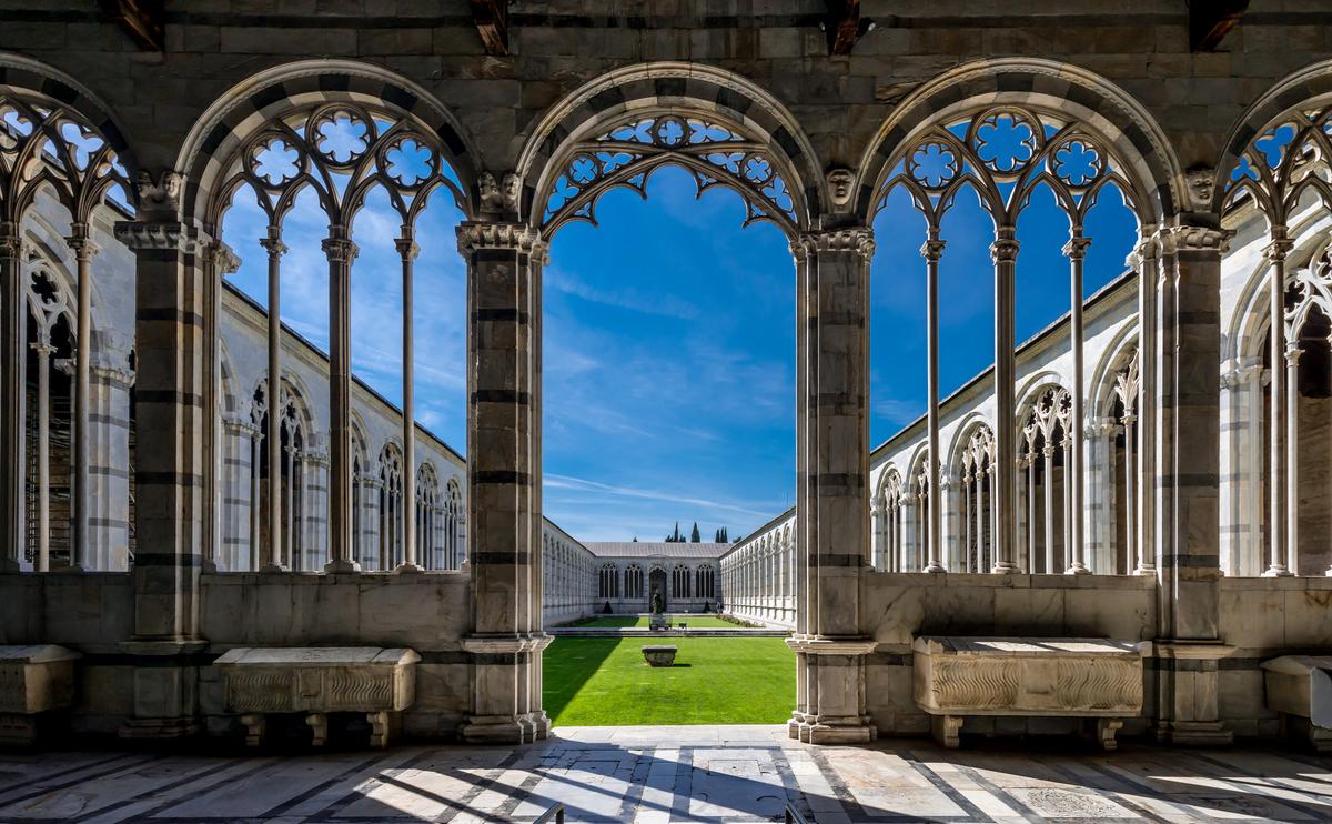 The Camposanto Monumentale (monumental cemetery), shaped around an elongated courtyard, is lined with rhythmic Romanesque arches and is finely crafted with slender Gothic columns and pointed arches. (Bernd Thaller/CC BY 2.0)