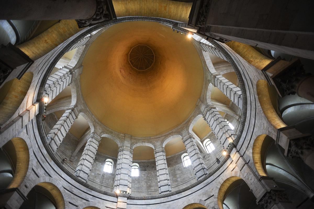 The circular form and structural arches inside the baptistery, while modestly detailed, create a dramatic effect. The acoustics of the lofty building create a spiritual ambience for musical performances often held there. (Mstyslav Chernov/CC BY-SA 3.0)