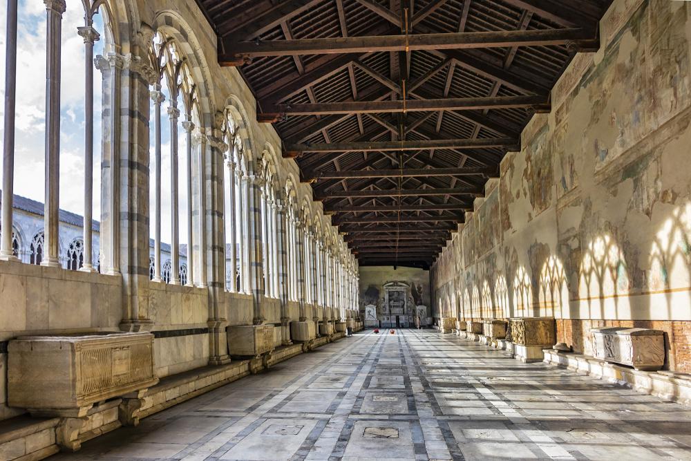 The arcades extend the length of the courtyard and house numerous tombs. Frescoes on the walls depict spiritual themes from the Bible. (Kiev.Victor/Shutterstock)