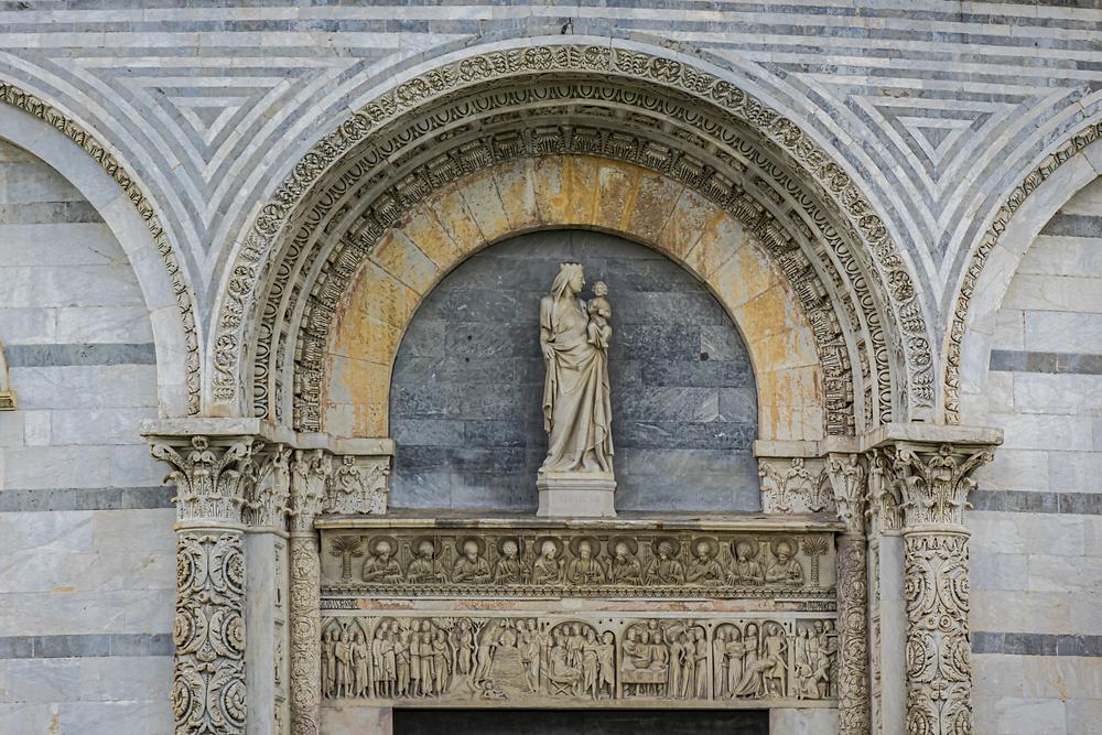 The baptistery portal is ornamented with Byzantine-style details. The lower portion of the lintel (the beam above the door) reveals significant events in the life of St. John the Baptist, while the upper one shows Christ between the Madonna and St John the Baptist, with angels and the evangelists on either side. (Kiev.Victor/Shutterstock)