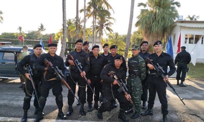 Cuban special forces, called the Black Berets, pose alongside their Chinese trainers from the paramilitary in a government-run training school in Cuba in an undated photo. (Courtesy of ADN Cuba)