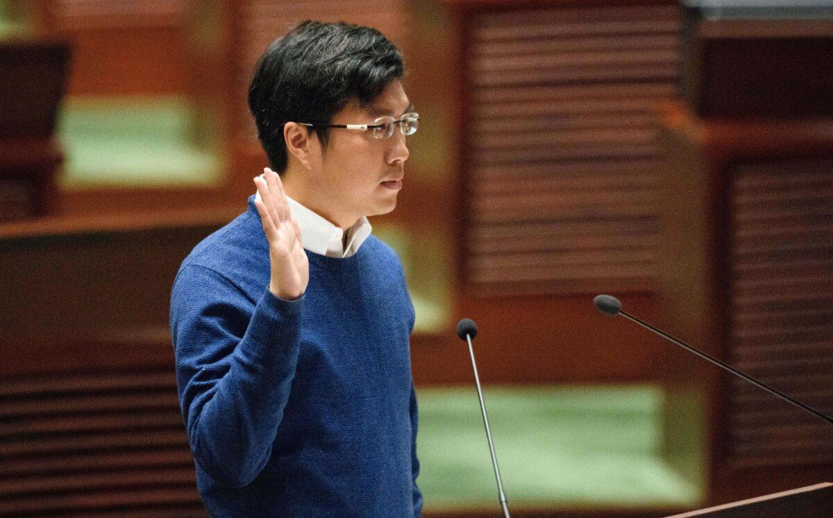 Newly elected lawmaker Au Nok-hin takes the Legislative Council oath in Hong Kong on March 21, 2018. (Anthony Wallace/AFP via Getty Images)
