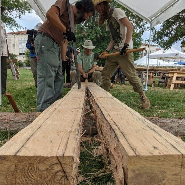 Woodworkers prepare the timber by using traditional woodworking techniques. Here, they split the wood by a process called "cleaving": A groove is carved in the timber and then a wooden wedge is hit along the woodgrain with an ax or hammer until the wood splits. (Handshouse Studio)