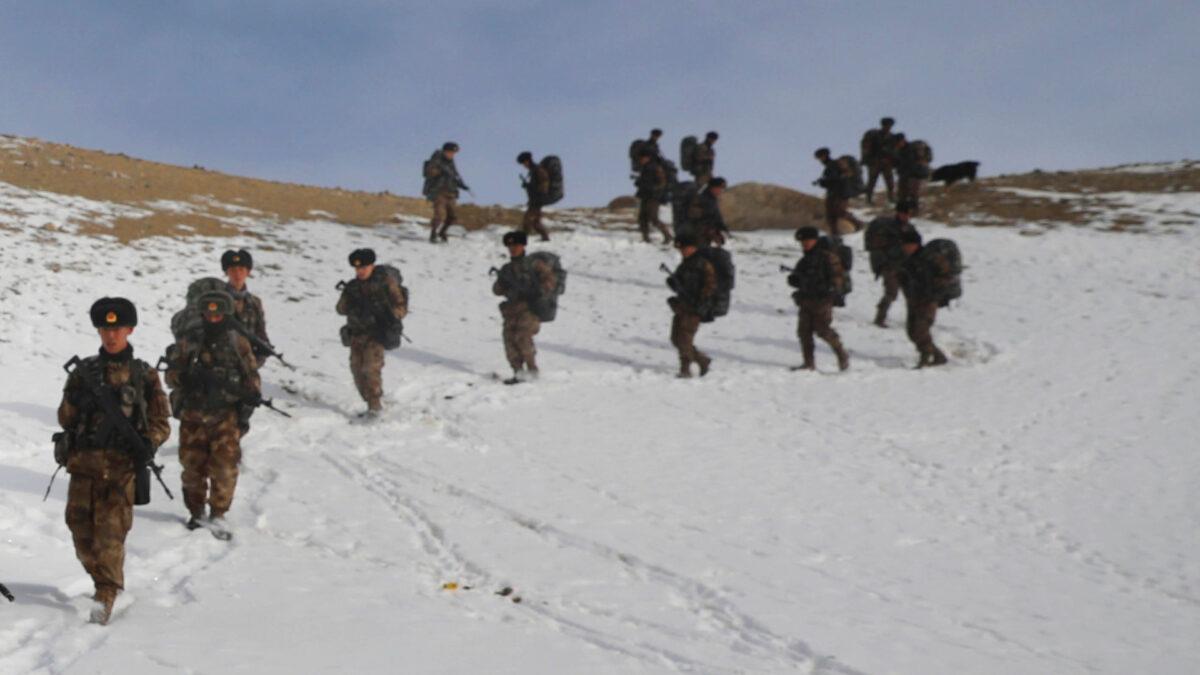 Chinese soldiers during field exercises in the snow near the Kunjerab Pass bordering Pakistan in Taxkorgan in northwest China's Xinjiang Uyghur region on Jan. 6, 2021. (Chinatopix via AP)