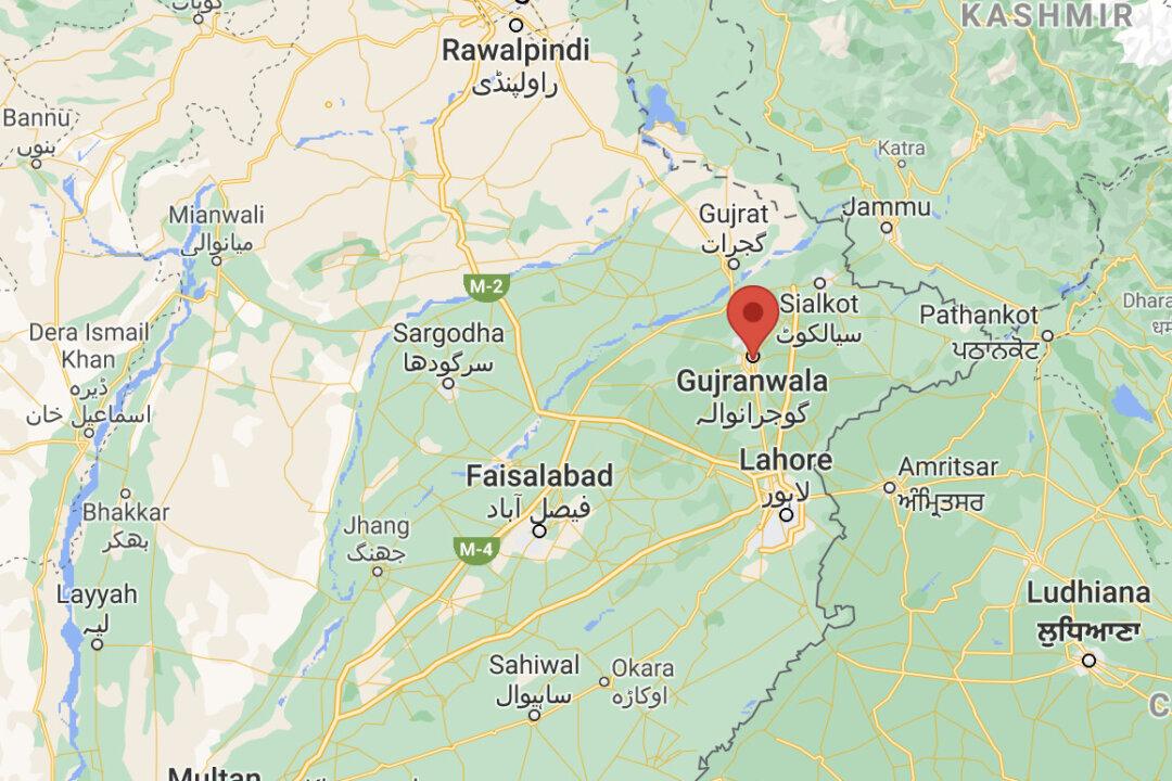 Pakistan Crash Sets Fire to Minibus, Kills 10 Passengers