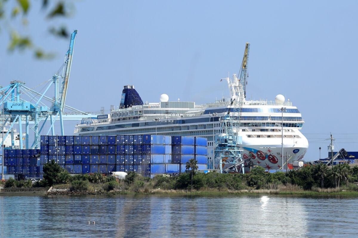 Norwegian Cruise Line's Norwegian Pearl cruise ship is docked at the Port of Jacksonville amid the CCP virus outbreak, in Jacksonville, Fla., on March 27, 2020. (Sam Greenwood/Getty Images)