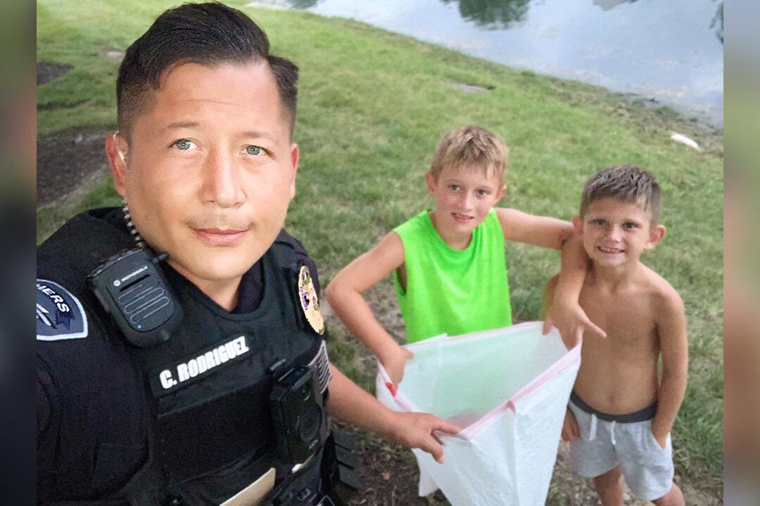 Police Officer Feels Uneasy Seeing 2 Boys Beside a Pond, Is Shocked to Find Them ‘Picking Up Trash’