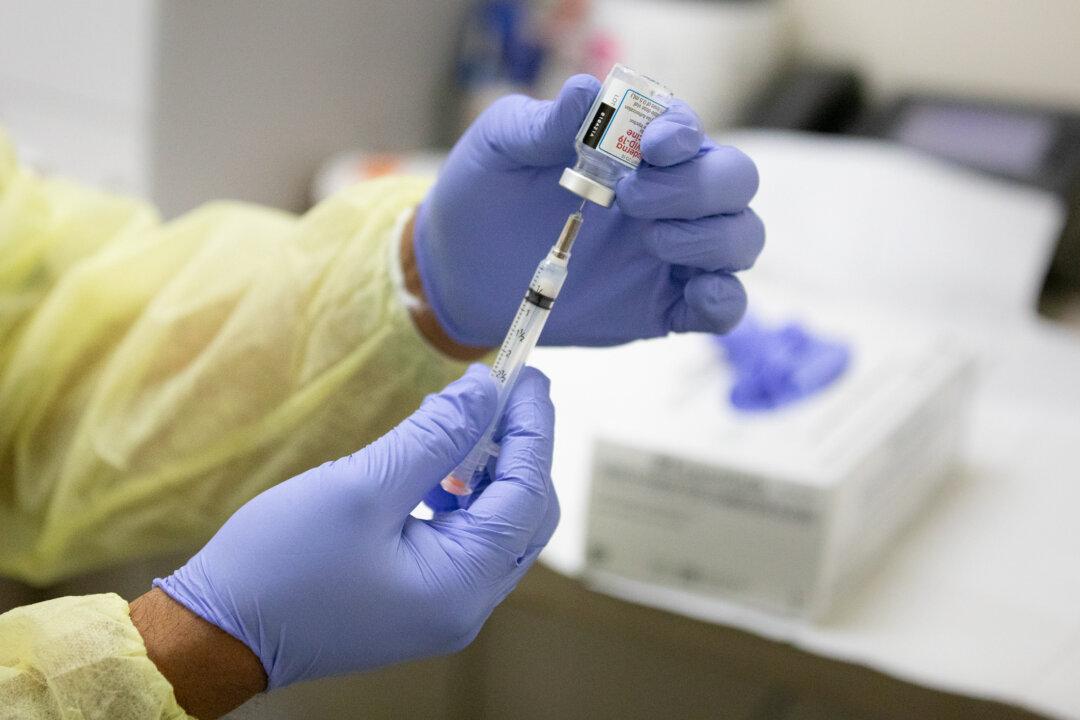 California College Students Contest Vaccination Mandates to Return to Campus