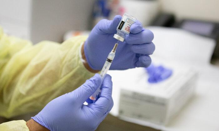 California College Students Contest Vaccination Mandates to Return to Campus