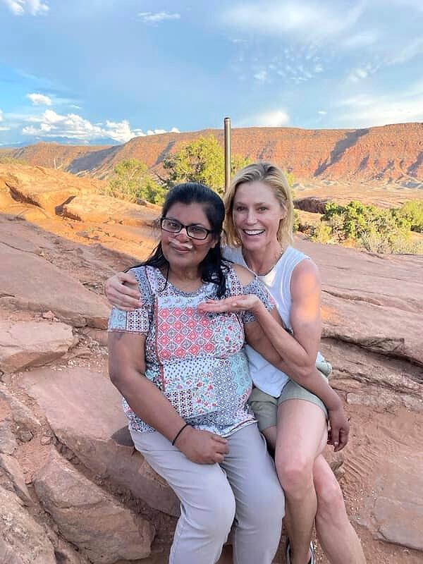 Minnie John (L) poses with actress Julie Bowen, after Bowen and her sister, Dr. Annie Luetkemeyer, cared for her after she fainted and hit her head on a rock while stopping to rest in Arches National Park, Utah, on Aug. 3, 2021. (Shaji John via AP)
