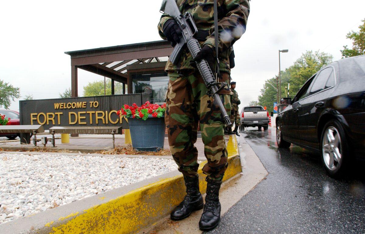 Military personnel stand guard outside the U.S. Army Medical Research Institute of Infectious Diseases at Fort Detrick, Md., on Sept. 26, 2002. (Olivier Douliery/AFP via Getty Images)
