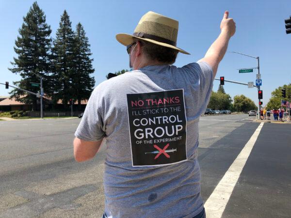 A protester wears a sign protesting vaccine mandates in Roseville, Calif., on Aug. 9, 2021. (Courtesy of Rui Ren)