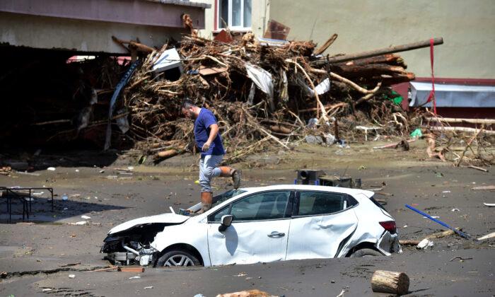 Turkey: Flood Deaths Rise to at Least 44 as Rescuers Push On
