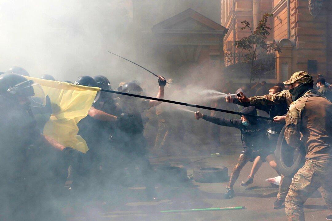 Police Clash With Protesters Near Ukrainian President’s Office