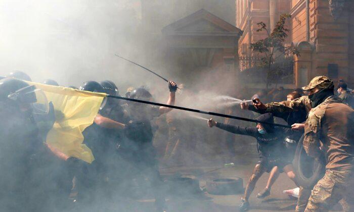 Police Clash With Protesters Near Ukrainian President’s Office