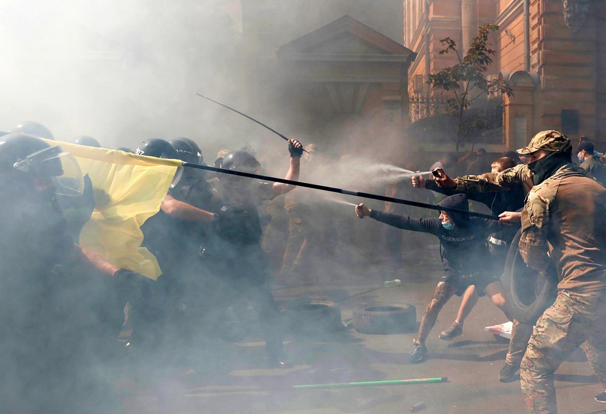 Police Clash With Protesters Near Ukrainian President’s Office