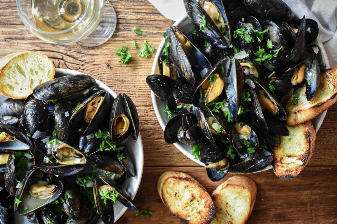 Moules Marinières: 10-minute Mussels to Transport You to the French Coast