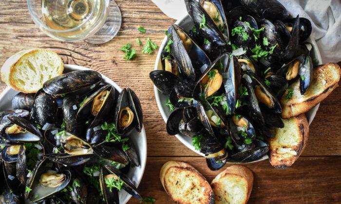 Moules Marinières: 10-minute Mussels to Transport You to the French Coast