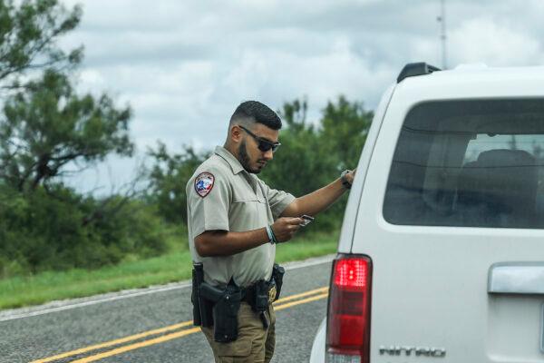 Kinney County Sheriffs Deputy Danny Molinar stops a vehicle in Brackettville, Texas, on Aug. 6, 2021. (Charlotte Cuthbertson/The Epoch Times)