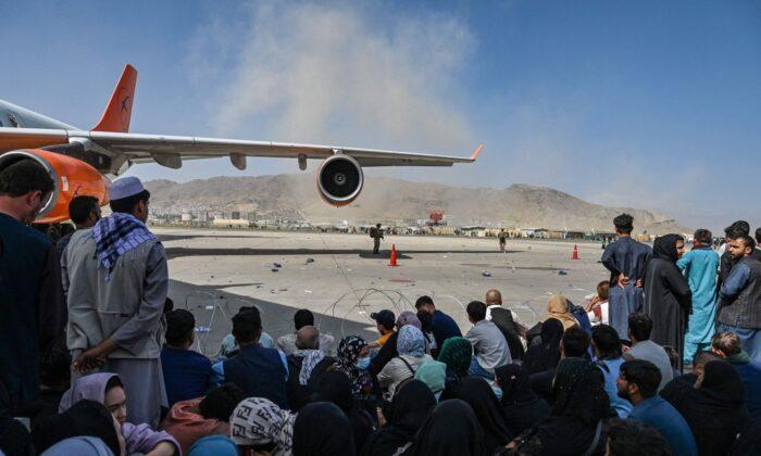 White House: ‘Significant Number of Americans’ Remain in Afghanistan, Chaos Erupts at Airport