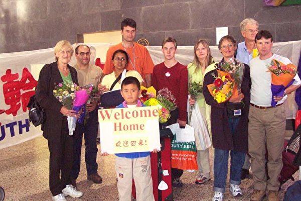 Jan Becker (L) and other Falun Gong practitioners at Melbourne Airport, Australia, on March 9, 2002, having returned home after a human rights protest just days before at Tiananmen Square in Beijing against the CCP's persecution of Falun Gong. (Courtesy of Minghui.org)