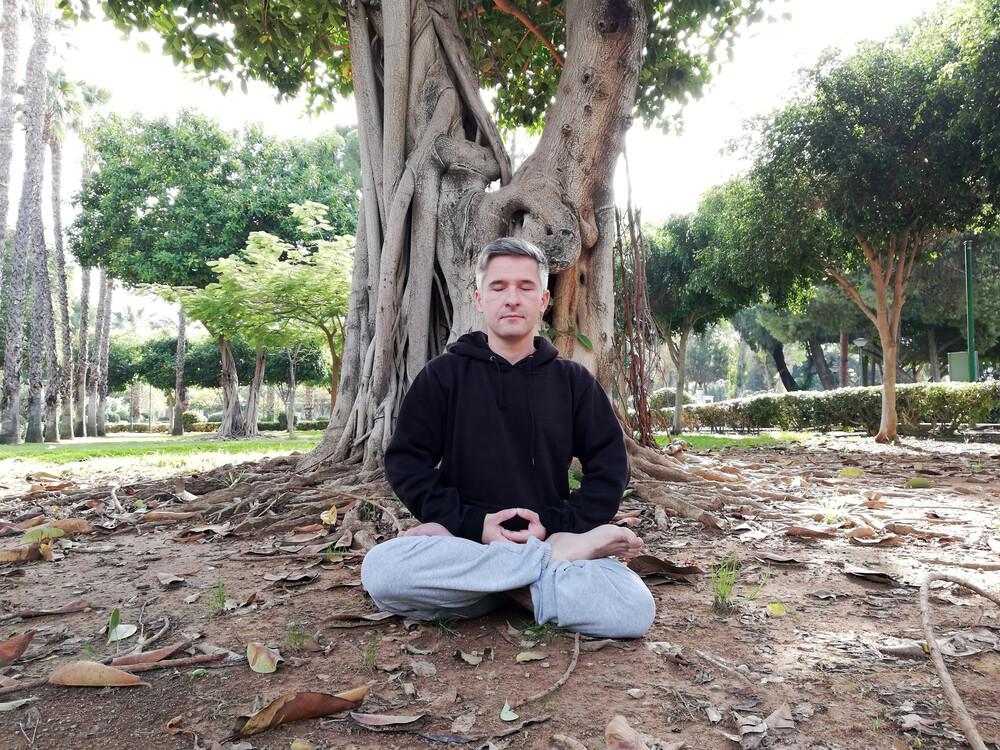 Gregory Grozos practicing the fifth exercise of Falun Gong. (Courtesy of <a href="https://www.gregorygrozos.com/">Gregory Grozos</a>)