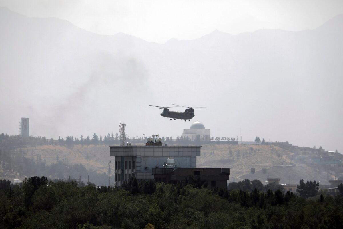 A U.S. Chinook helicopter flies over the U.S. Embassy in Kabul, Afghanistan on Aug. 15, 2021. (Rahmat Gul/AP Photo)