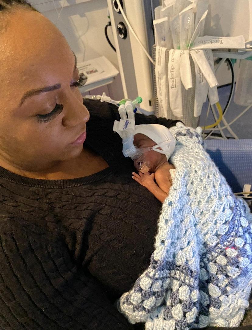 Vickie Carr with her newborn baby, Larenz, in 2019. (SWNS)