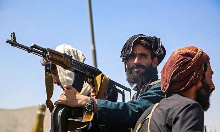 US Threatens ‘Overwhelming Force’ If Taliban Interferes With Evacuations