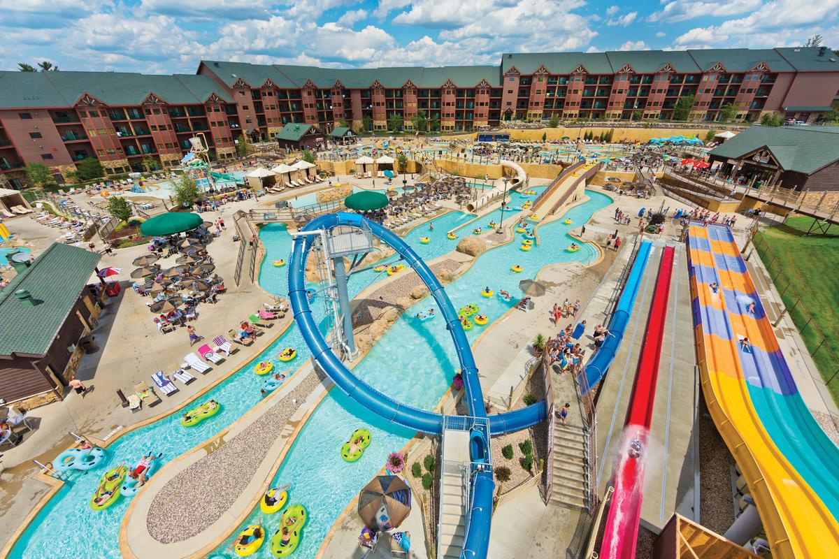 Glacier Canyon Lodge is home to the Lost World outdoor waterpark. (Courtesy of Wisconsin Dells Visitor & Convention Bureau)