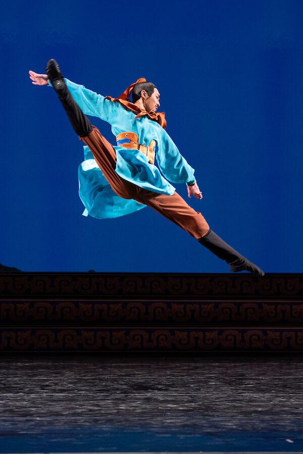 Dancer Michael Hu portrays Xiang Yu, a great Chinese warrior, in this performance. (Edward Dye)