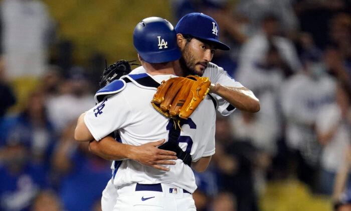 Dodgers Pummel Pirates 9-0 for 6th Straight Win, Gain on San Francisco
