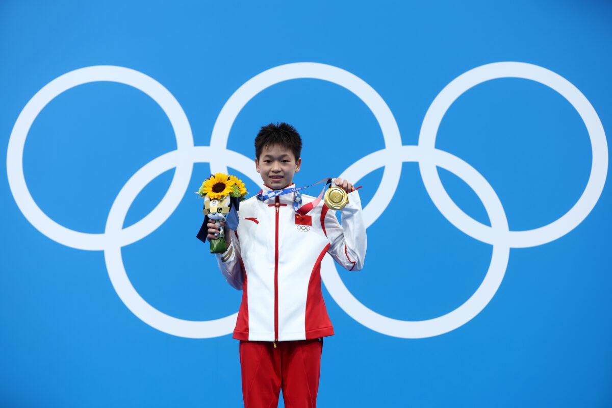 Gold medalist Hongchan Quan of Team China poses on the podium during the medal ceremony for the Women's 10m platform final on day thirteen of the 2020 Tokyo Olympic Games at Tokyo Aquatics Centre in Tokyo, Japan, on Aug. 5, 2021. (Clive Rose/Getty Images)