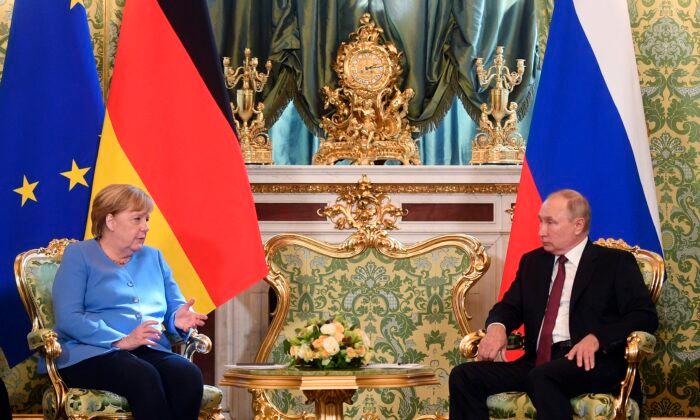 Merkel, Putin Spar Over Navalny but Vow to Maintain Dialogue