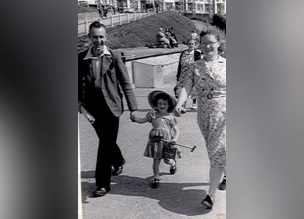 Jack Annall (L) with his late wife, May, and daughter, Mary. (SWNS)