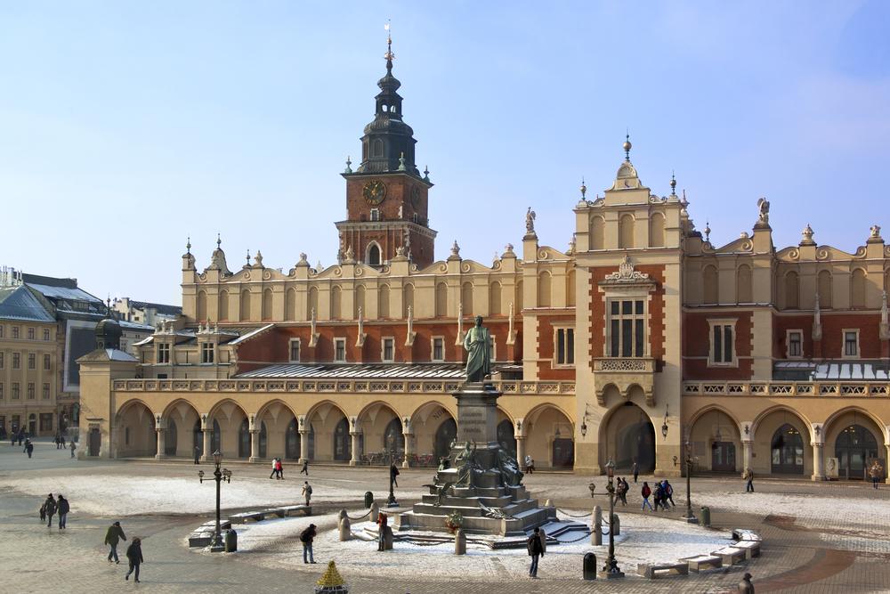 The Cloth Hall and Town Hall Tower in the main market square (Rynek Glowny). (Steve Allen/Shutterstock)