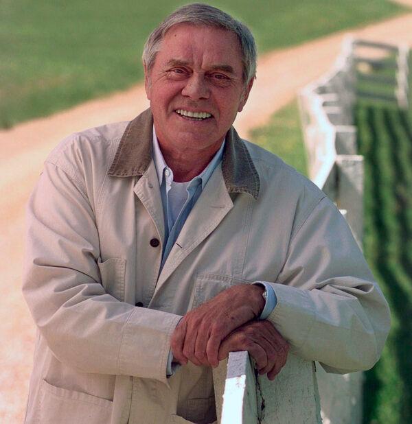 Country music legend Tom T. Hall, poses for a photo at his home in Franklin, Tenn., in April 1996. (Mark Humphrey/File/AP Photo)