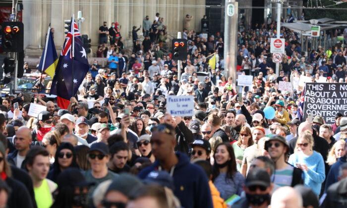 Large Anti-Lockdown Protest in Australia’s Melbourne While Sydney Faces Heavy Police Crackdown