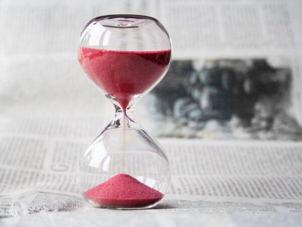 Sand falling in the hourglass. (Pixabay/Pexels)