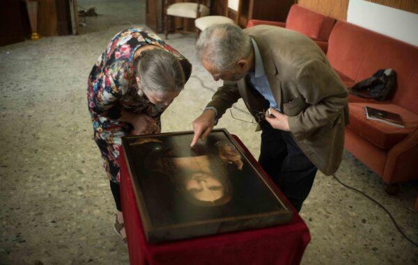  Dianne Dwyer Modestini and Ashok Roy inspecting the Naples copy of "Salvator Mundi" in 2019. (Adam Jandrup/Courtesy of Sony Pictures Classics/The Lost Leonardo)