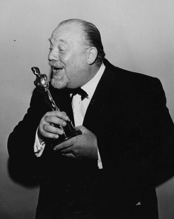 Actor Burl Ives holding his Best Supporting Actor Oscar for the film "The Big Country," at the 31st Academy Awards in 1959. (Photo by Archive Photos/Getty Images)