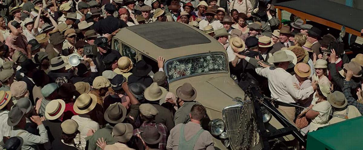 As the corpses of Bonnie and Clyde are towed through a Southern town, their fans mob the car in "The Highwaymen." (Netflix)