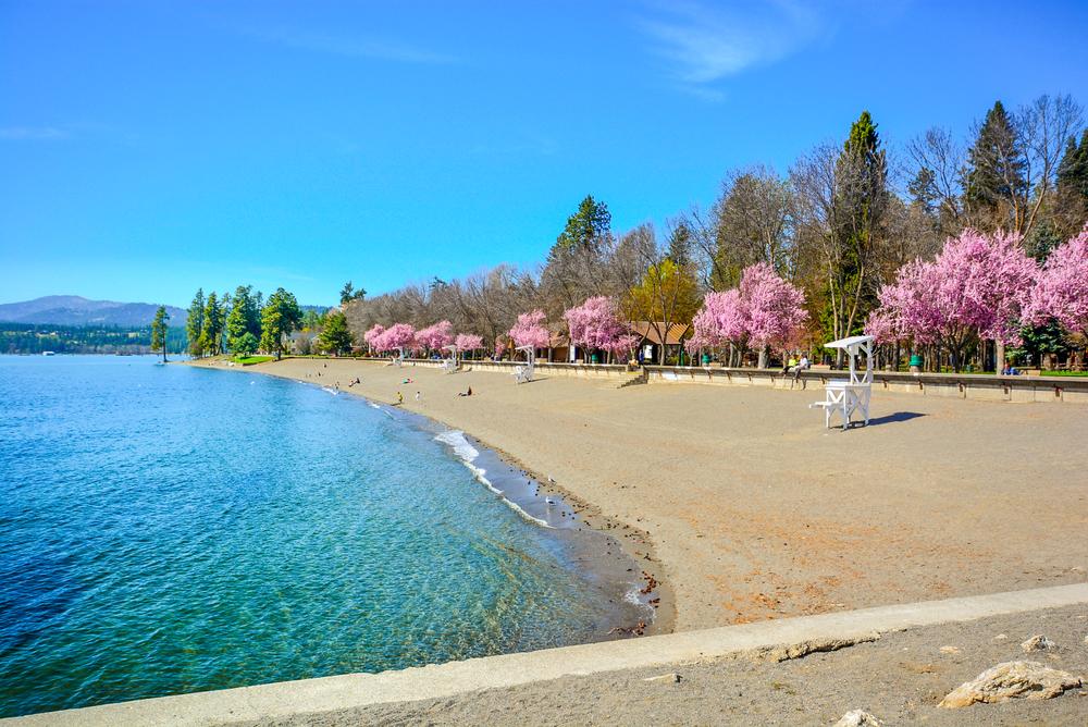 A sandy beach along the shores of Lake Coeur d'Alene at springtime in Coeur d'Alene, Idaho. (Kirk Fisher/Shutterstock)