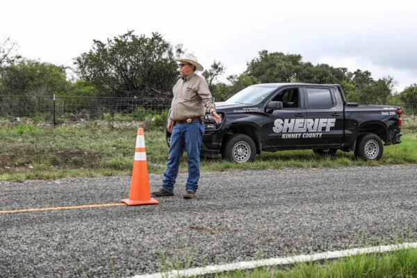Kinney County Sheriff Brad Coe sets up a pop-up vehicle checkpoint near Brackettville, Texas, on Aug. 16, 2021. (Charlotte Cuthbertson/The Epoch Times)
